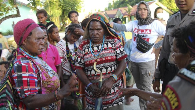 Empat kampung di distrik Tembagapura, Mimika Papua dinyatakan lumpuh usai ribuan warga mengungsi akibat kontak senjata aparat dengan KKB.