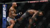 FOTO: Duel Aneh Israel Adesanya vs Yoel Romero Israel Adesanya dan Yoel Romero terlibat dalam pertarungan aneh pada perebutan gelar juara dunia kelas menengah di UFC 248.