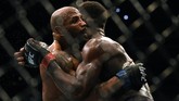 FOTO: Duel Aneh Israel Adesanya vs Yoel Romero Israel Adesanya dan Yoel Romero terlibat dalam pertarungan aneh pada perebutan gelar juara dunia kelas menengah di UFC 248.