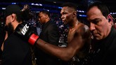 FOTO: Duel Aneh Israel Adesanya vs Yoel Romero Israel Adesanya dan Yoel Romero terlibat dalam pertarungan aneh pada perebutan gelar juara dunia kelas menengah di UFC 248.