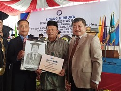 Pilu Ayah di Garut Gantikan Wisuda Putranya yang Meninggal