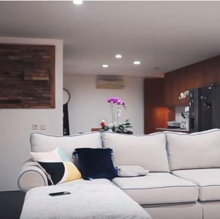 <p>Irish dan Ammar membuat ruang keluarga dengan ukuran yang cukup luas. Sofa yang mereka pilih juga terbilang besar karena Irish dan Ammar sering menerima banyak tamu. (Foto: YouTube Aish TV)</p>