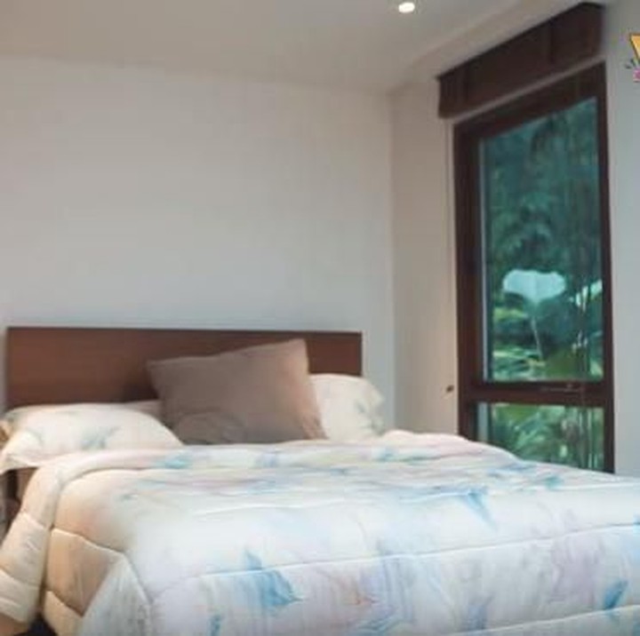<p>Kamar tamu di rumah ini juga bertema alam, Bun. Ini terlihat dari lemari kayu, serta jendela yang langsung menghadap taman. (Foto: YouTube Aish TV)</p>