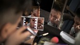 FOTO: Luapan Ekspresi dalam Lenggok Model Transgender di AS Puluhan transgender AS dari usia remaja hingga lanjut usia berlenggak-lenggok di atas runway mengekspresikan identitas gender mereka.
