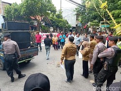 Puluhan Warga Kediri Demo Tolak Wacana Calon Tunggal di Pilbup 2020