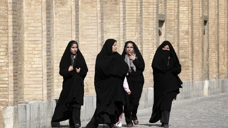 Setiap negara memiliki gaya dan jenis hijab yang berbeda-beda. Kalau di Indonesia hijab sudah menjadi bagian dari fashion. Sedangkan di Iran disebut Chador.