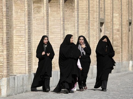 6 Perbedaan Tipe Hijab Berdasarkan Negaranya, Iran Pakai Chador