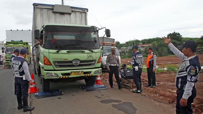 Menko AHY menegaskan truk ODOL yang kerap menyebabkan kecelakaan lalu lintas tak bisa dibiarkan. Pemerintah akan tertibkan.