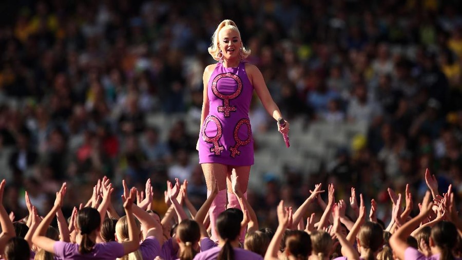 Gaya Katy Perry Manggung saat Hamil MELBOURNE, AUSTRALIA - MARCH 08: Katy Perry performs on stage with the Australian team during a concert after their victory in the ICC Women's T20 Cricket World Cup Final match between India and Australia at the Melbourne Cricket Ground on March 08, 2020 in Melbourne, Australia. (Photo by Cameron Spencer/Getty Images)