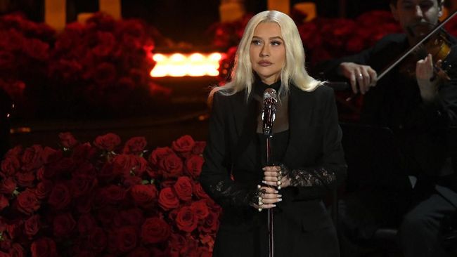 Christina Aguilera bukan hanya membawakan kembali Reflection untuk film Mulan, ia juga menampilkan lagu tema baru yang bertajuk Loyal, Brave, True.