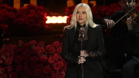 Christina Aguilera Manggung Pakai Gaun Rancangan Desainer Indonesia