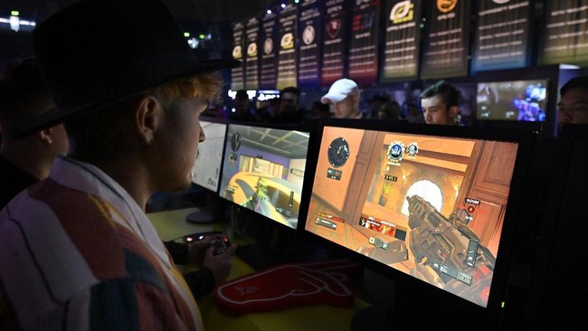 Activison berusaha untuk mematikan perangkat lunak yang memungkinkan orang untuk melakukan kecurangan dalam game yang diterbitkan.