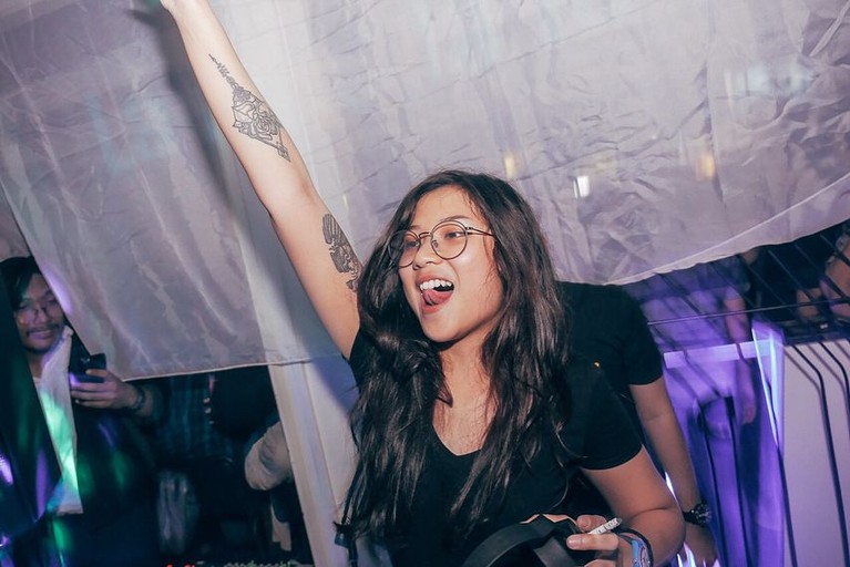 Danilla Riyadi adalah musisi Tanah Air yang dikagumi oleh banyak orang. Kecantikan dan keahliannya bermain gitar berhasil menghipnotis para pecinta musik.