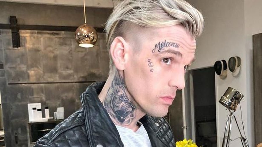 Kekasih Aaron Carter ditahan pihak kepolisan karena melakukan kekerasan pada Aaron. 