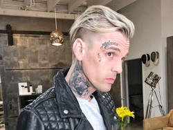 Baru 3 Bulan Pacaran, Aaron Carter Tato Nama Kekasih di Wajah