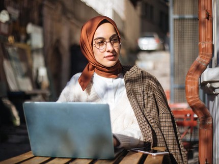 5 Tips Model Hijab untuk Bunda yang Berdahi Lebar, Hindari Warna Terang