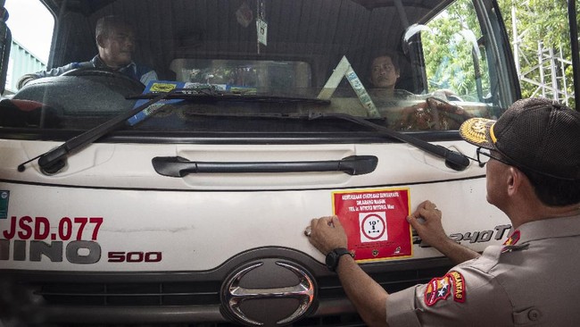 Dansat Intel Korps Brimob Polri Kombes Mulyadi mengatakan dua anggota Brimob datang ke UPPKB Karawang tersebut hanya untuk mengambil penitipan denda atasannya.