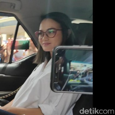 Senyuman Ririn Ekawati Saat Dibawa ke BNN Lido untuk Tes Rambut