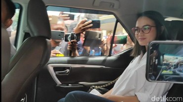 Senyuman Ririn Ekawati Saat Dibawa ke BNN Lido untuk Tes Rambut