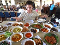 Kepincut Makanan Indonesia, Para Bule Ini Hobi Makan Bubur hingga Nasi Bungkus