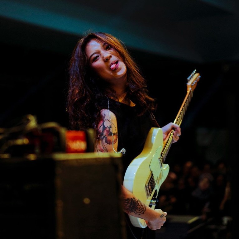 8 Pesona Danilla Riyadi, Musisi Cantik Idola Kawula Muda Danilla Riyadi adalah musisi Tanah Air yang dikagumi oleh banyak orang. Kecantikan dan keahliannya bermain gitar berhasil menghipnotis para pecinta musik.