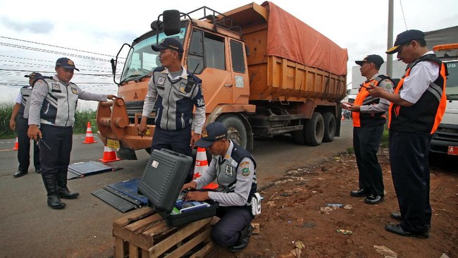 Polri memastikan bakal melakukan penindakan terhadap dua anggota Korps Brigade Mobil (Brimob) yang mencabut paksa berkas pelanggaran truk di Karawang.