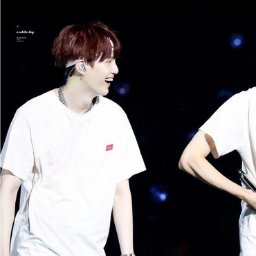 Reaksi Mantul SUGA Kala Jin BTS Latihan Percaya Diri Depan Kaca