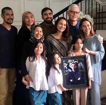 Cerita Foto Ashraf Sinclair Ikut Dibawa saat Pemotretan Keluarga