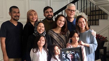Cerita Foto Ashraf Sinclair Ikut Dibawa saat Pemotretan Keluarga