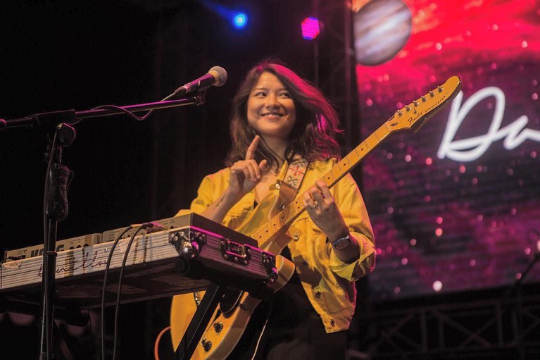 Danilla Riyadi adalah musisi Tanah Air yang dikagumi oleh banyak orang. Kecantikan dan keahliannya bermain gitar berhasil menghipnotis para pecinta musik.