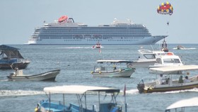 FOTO: Kala Kapal Pesiar Viking Sun Bersandar di Bali