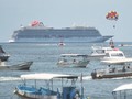 FOTO: Kala Kapal Pesiar Viking Sun Bersandar di Bali