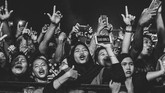 FOTO: Daya 'Magis' Didi Kempot Bikin Ambyar Lewat Campursari Dengan lantunan lagu pop-campursari berbahasa Jawa, Didi Kempot selalu bisa membuat penggemarnya, Sobat Ambyar, joget asik sepanjang konser.