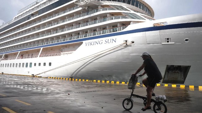 FOTO: Kala Kapal Pesiar Viking Sun Bersandar di Bali