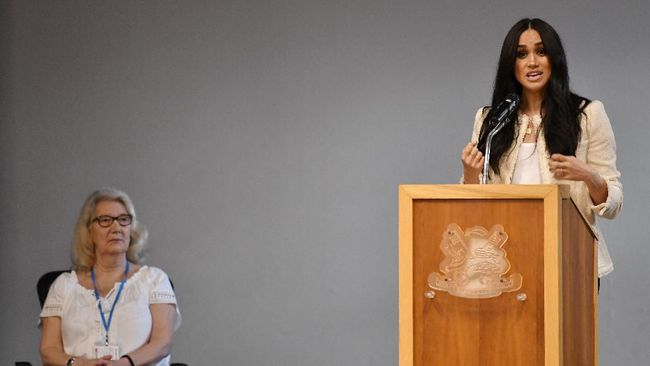 Meghan Markle bicara tentang kesetaraan gender dalam kunjungan kejutan di London Timur. Kegiatan itu merupakan salah satu tugas kenegaraan terakhirnya.