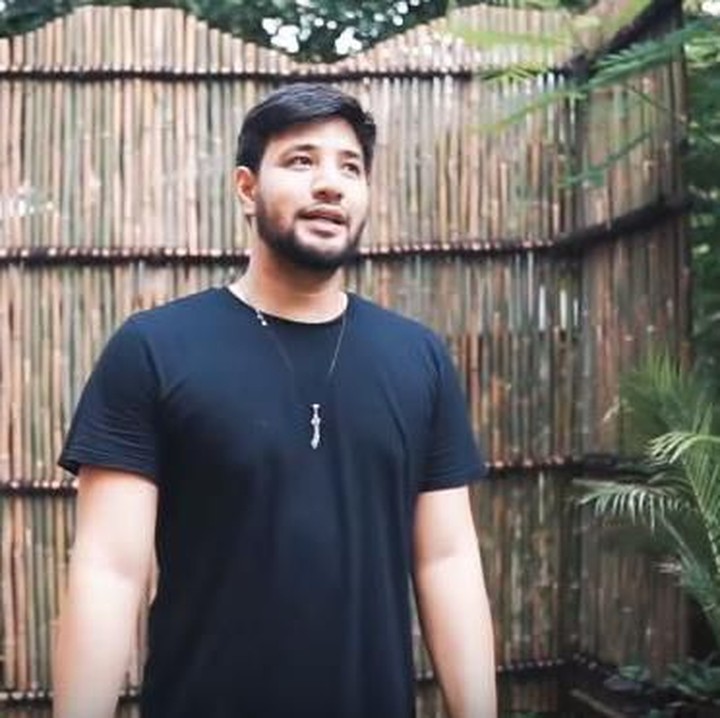 <p>Mereka membuat pagar pembatas yang terbuat dari bambu-bambu yang disusun rapi. Tujuannya untuk menambah kesan alami dan supaya rumah tidak terlalu terlihat dari luar. (Foto: YouTube Aish TV)</p>