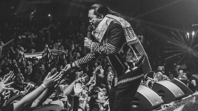 Penyanyi campursari Didi Kempot (kanan) menghibur para penonton saat konser di Kelapa Gading, Jakarta. ANTARA FOTO/Rivan Awal Lingga