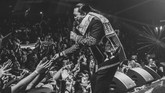 FOTO: Daya 'Magis' Didi Kempot Bikin Ambyar Lewat Campursari Dengan lantunan lagu pop-campursari berbahasa Jawa, Didi Kempot selalu bisa membuat penggemarnya, Sobat Ambyar, joget asik sepanjang konser.