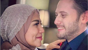 img-title Panggilan Sayang Cinta Penelope untuk Suami Bule Brondong