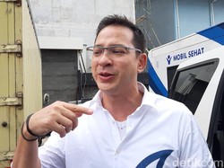 Mesra Banget, Ari Wibowo Pose Bareng Istri di Atas Motor