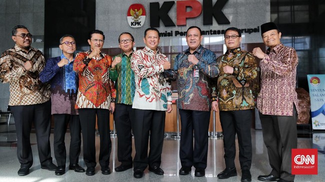 Pimpinan KPK dinilai kesampingkan etika dan membuat publik kehilangan harapan usai dua kali bertemu pimpinan MPR, yang dua di antaranya punya kasus.