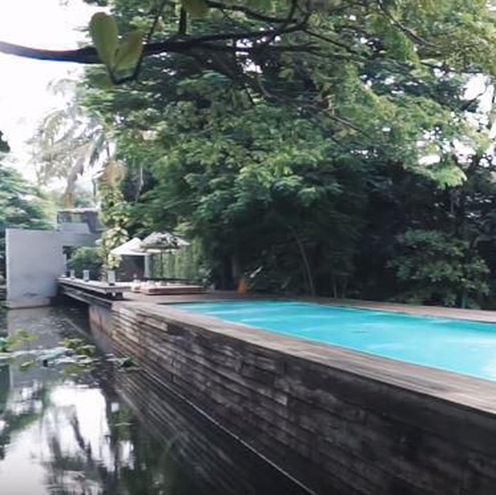 <p>Di depan rumah Irish dan Ammar ada sebuah kolam renang bersama. Kolam renang ini bisa digunakan oleh seluruh penghuni town house. Bak sebuah villa mewah ya, Bun. (Foto: YouTube Aish TV)</p>