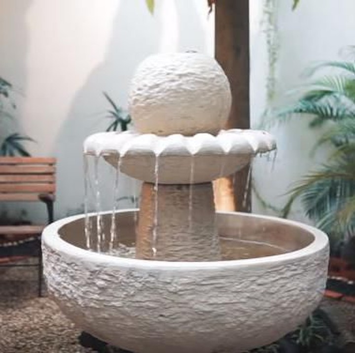 <p>Tidak hanya di luar, nuansa alam juga terasa di dalam rumah Irish dan Ammar. Salah satunya dengan menempatkan air mancur di taman rumah. Teduhnya pas untuk istirahat setelah lelah bekerja seharian. (Foto: YouTube Aish TV)</p>