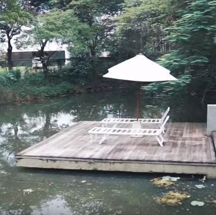 <p>Meski terletak di perkotaan, rumah Irish dan Ammar sangat kental dengan nuansa alam lho, Bun. Mereka langsung disuguhkan pemandangan danau di depan rumah. (Foto: YouTube Aish TV)</p>