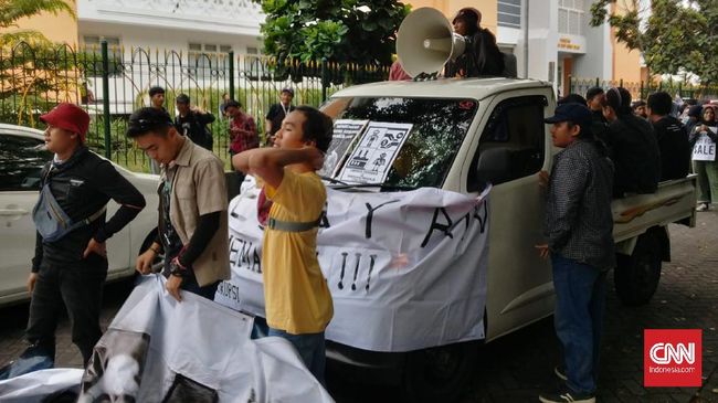 #GejayanMemanggil Tolak Omnibus Law, Mahasiswa Mulai ke Jalan Ratusan Mahasiswa mulai bergerak menuju Jalan Gejayan memulai aksi bertajuk #GejayanMemanggil menolak RUU Omnibus Law Cipta Kerja.