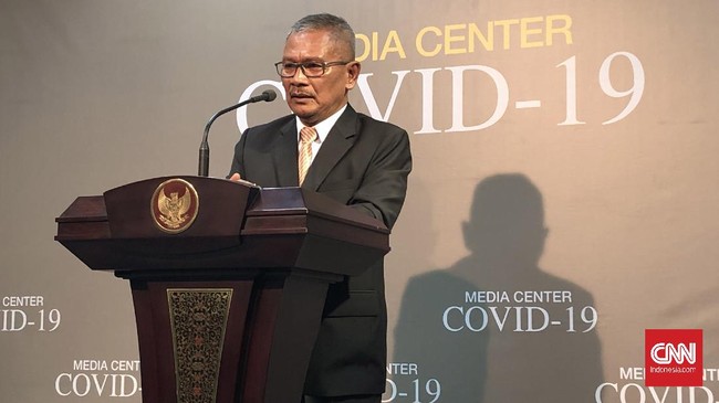 Walau status virus corona telah menjadi pandemi, pemerintah mengimbau agar masyarakat tidak panik dan tetap waspada. 