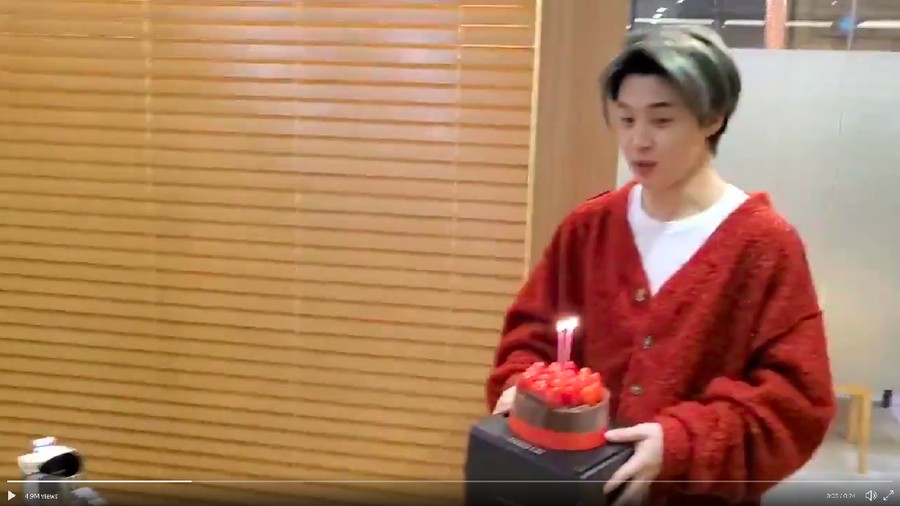SUGA BTS ulang tahun, Jimin membawakan kue ulang tahun.