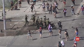 VIDEO: Bentrok Demonstran-Polisi Chile saat Hari Perempuan
