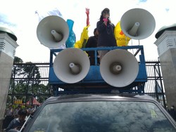 Demo Tolak Omnibus Law di DPR, Orator Sebut Jokowi Beri Ilusi ke Rakyat