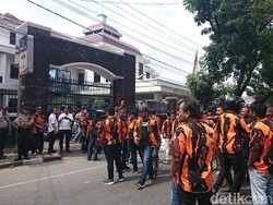 Massa PP Demo di Depan Kejati Sumut, Lalin Macet